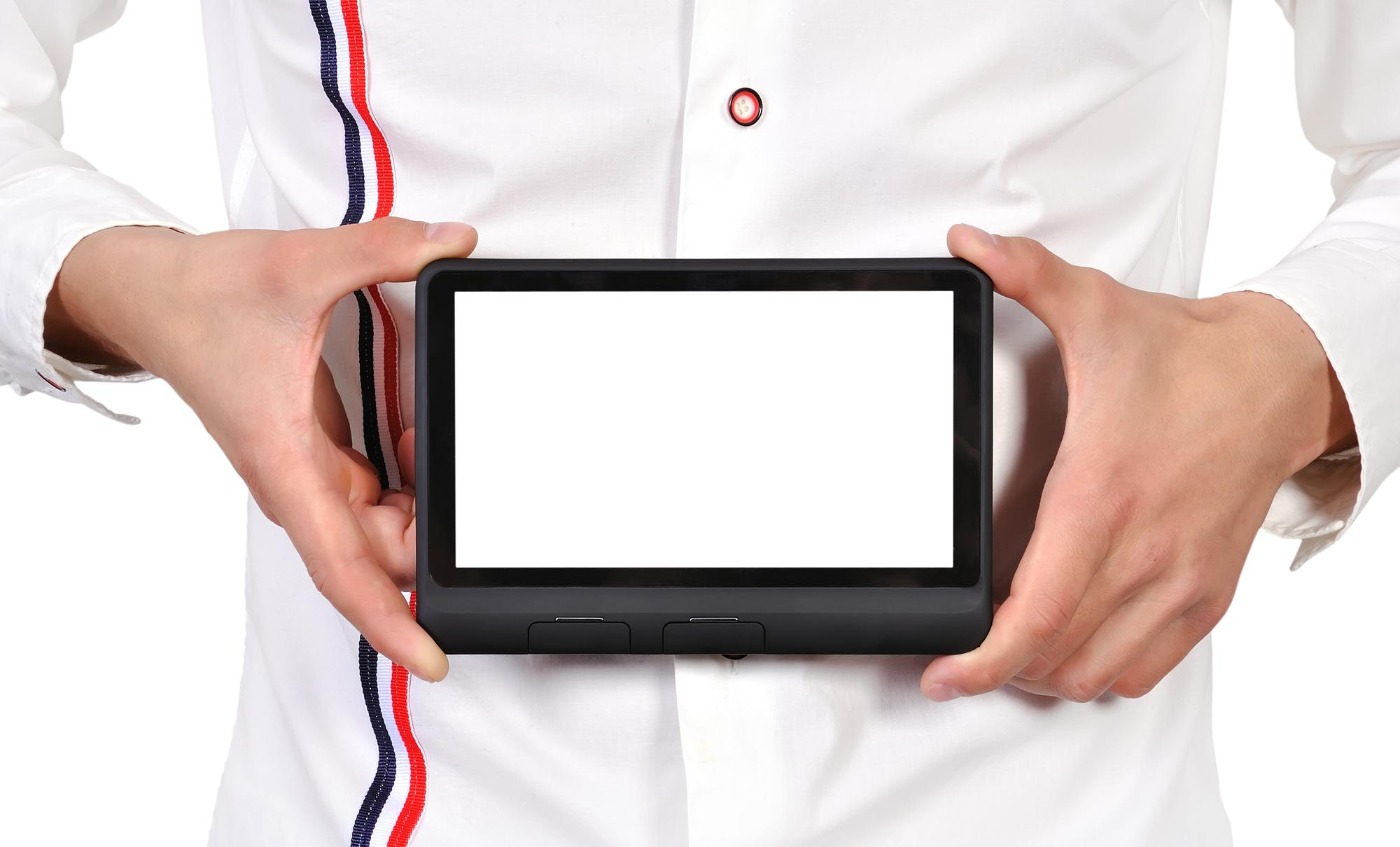 Chef digitale che mostra una ricetta davanti a schermo